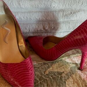 Nina Shoes Vibrant Pink Textured Heels - size 8
